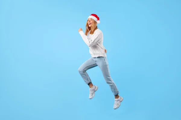 Рождественская Спешка Счастливая Дама Санта Шляпа Прыжки Синем Фоне Движении — стоковое фото
