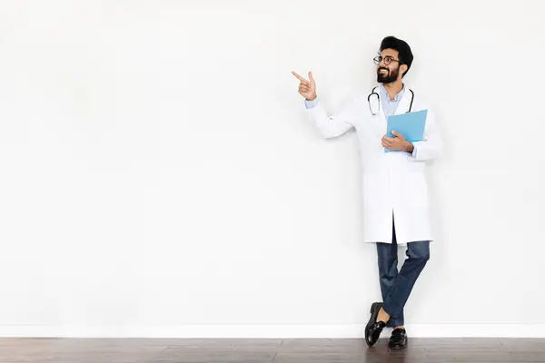 Молодой Внимательный Индийский Парень Медицинский Работник Держащий Рекорд Здоровью Позирует — стоковое фото