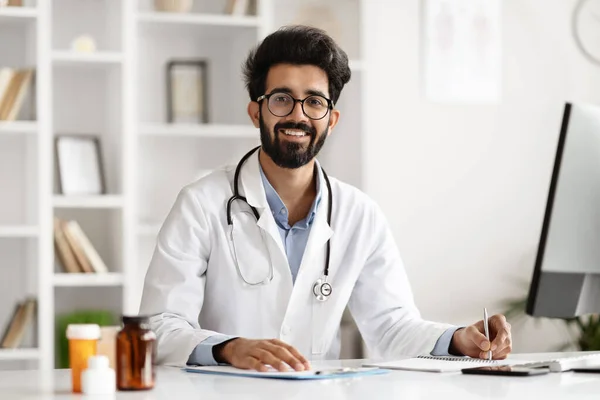 Young Indian Man Physician Busy Interacting Computer Clinic Symbolizes Blend — Stock Photo, Image
