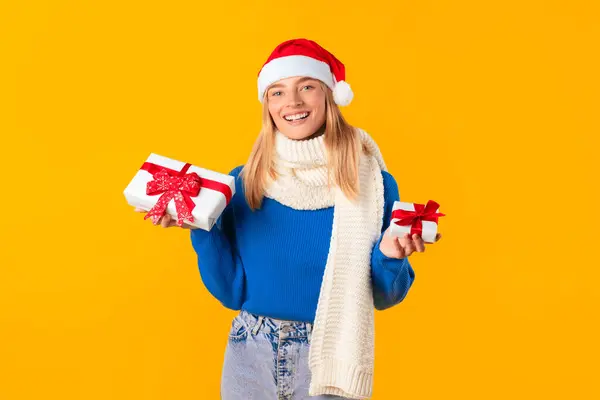 Χριστούγεννα Χαρούμενη Νεαρή Γυναίκα Σάντα Καπέλο Κρατώντας Τυλιγμένο Κουτιά Δώρων — Φωτογραφία Αρχείου
