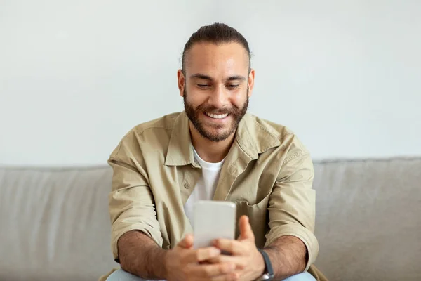 Skvělá Mobilní Aplikace Šťastný Mladý Muž Pomocí Telefonu Textování Prohlížení — Stock fotografie