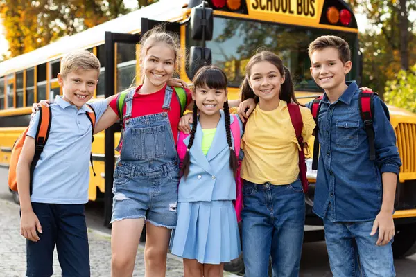 Sarı Okul Otobüsünün Yanında Bekleyen Mutlu Çocuklar Sırt Çantaları Takan — Stok fotoğraf