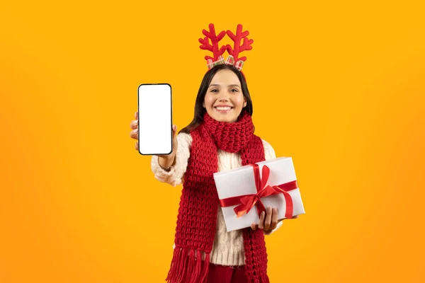 Vánoční Mobilní Nabídka Veselá Dáma Představení Mobilní Telefon Prázdnou Obrazovkou — Stock fotografie