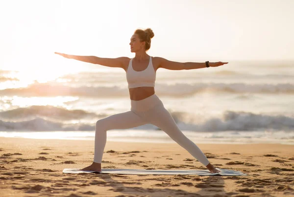 European Woman Practices Yoga Standing Asana Beach Sunset Her Silhouette — Stock Photo, Image