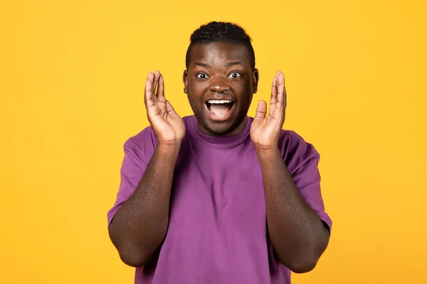 很好的提议 情绪激动的非洲裔美国男人兴奋地大叫 手拉手靠近脸 在黄色背景上描绘兴奋的顾客 惊人的新闻反应 — 图库照片