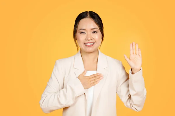 Glad Att Unga Asiatiska Kvinnor Arbetar Höjer Handen Och Svär — Stockfoto