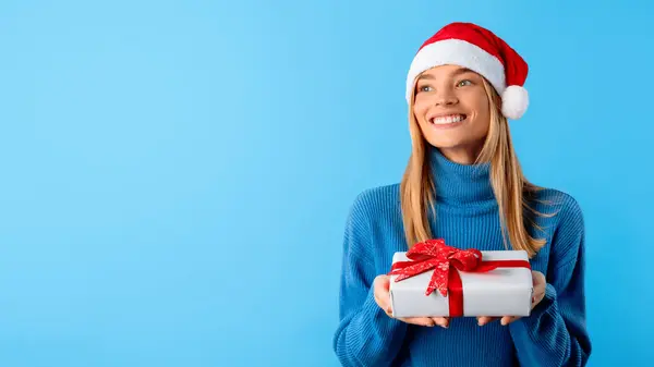 Χριστουγεννιάτικο Δώρο Ευτυχισμένη Γυναίκα Που Κρατάει Παρόν Κουτί Και Κοιτάζει — Φωτογραφία Αρχείου