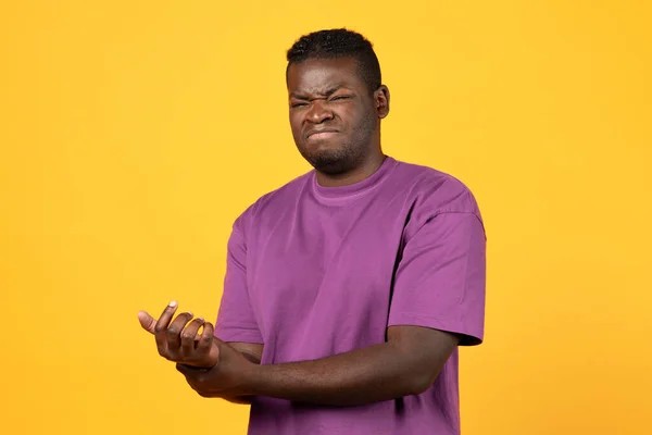 Zwarte Man Die Lijdt Aan Polspijn Druk Hand Staan Met — Stockfoto