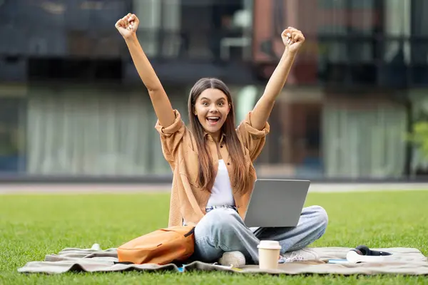 Femeie Emoțională Studentă Laptop Poală Ridicându Mâinile Sus Așezată Iarbă — Fotografie, imagine de stoc
