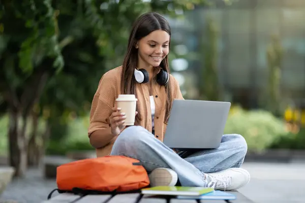 Uno Studente Campus Travi Durante Connessione Con Gli Amici Online — Foto Stock