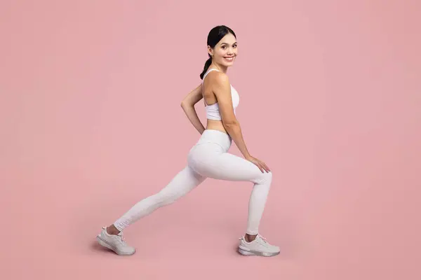 Energetische Und Athletische Frau Weißer Sportbekleidung Nimmt Eine Dynamische Ausfallposition — Stockfoto