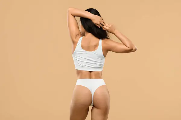 Pielęgnacja Widok Tyłu Slim Sporty Kobieta Bieliźnie Stojącej Izolowane Nad — Zdjęcie stockowe