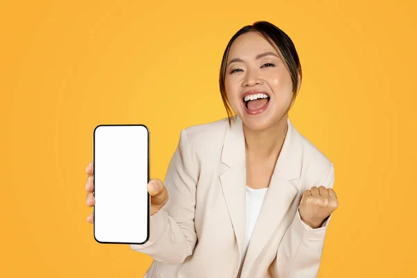 Takım Elbiseli Tatmin Olmuş Çinli Bayan Akıllı Telefonu Boş Ekranla — Stok fotoğraf