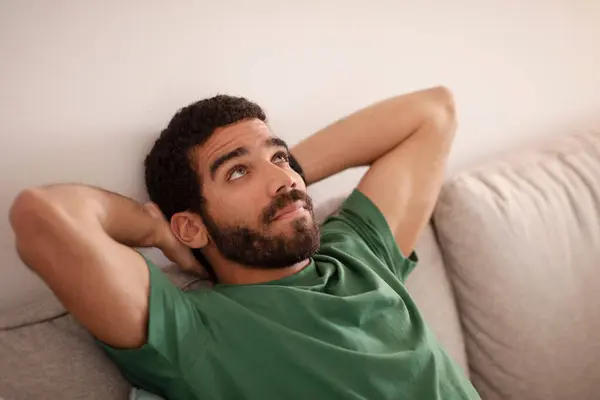 Der Kräftige Junge Araber Mit Bart Sitzt Auf Dem Sofa — Stockfoto