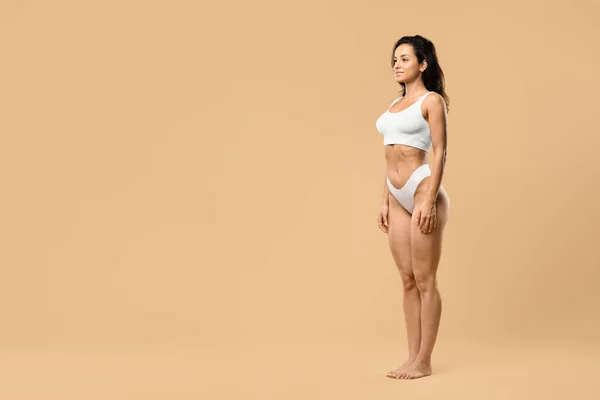 Jonge Slanke Vrouw Met Perfecte Lichaamsvorm Poseren Wit Ondergoed Beige — Stockfoto