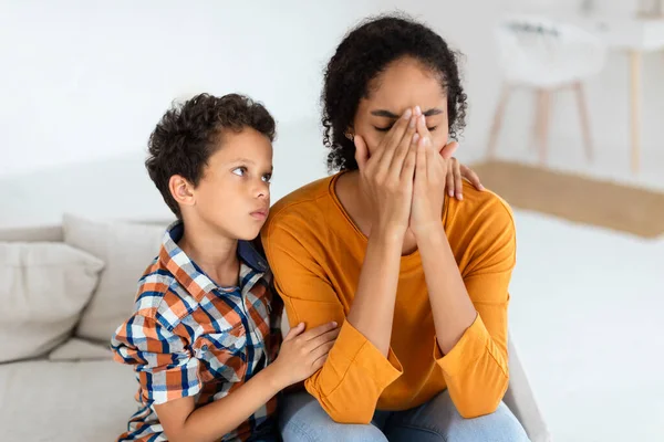 Jongen Toont Bezorgdheid Biedt Steun Aan Overstuur Mama Huis Instelling — Stockfoto