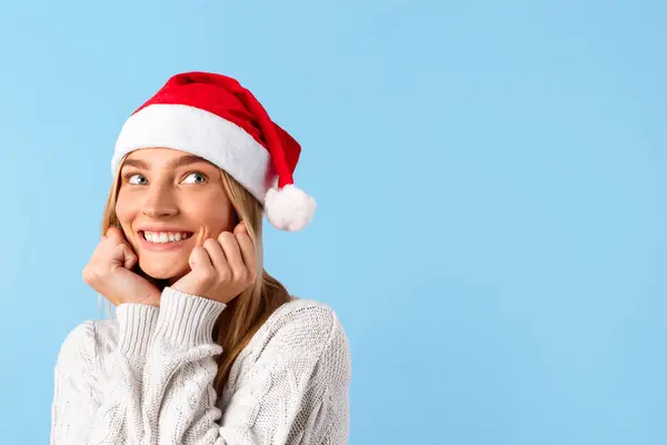Verträumte Junge Frau Mit Weihnachtsmütze Sanft Lächelnd Den Freien Raum — Stockfoto