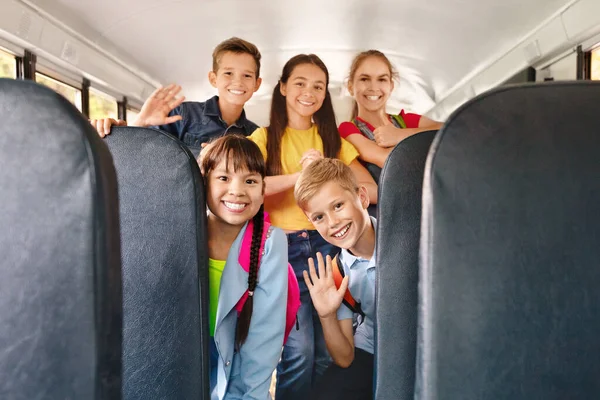 Diverse Vrolijke Kinderen Die Plezier Hebben Een Schoolbus Enthousiast Zwaaien — Stockfoto
