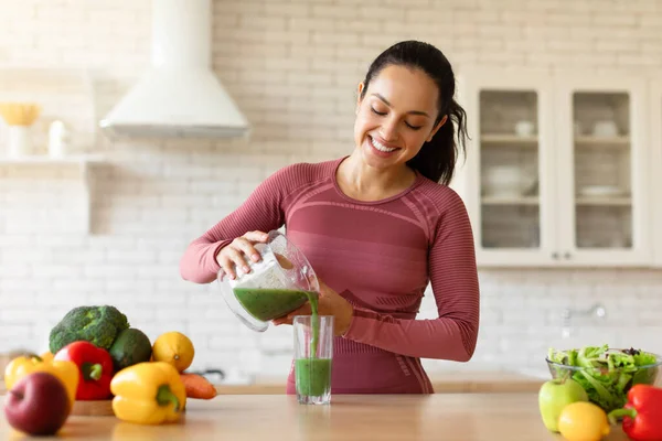 Gesunde Gewichtsabnahme Ernährung Froh Fit Lady Gießen Green Detox Smoothie — Stockfoto