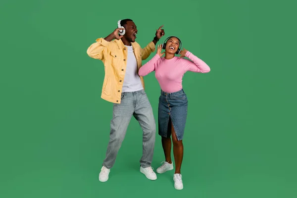 Grappig Jong Afrikaans Amerikaans Koppel Casual Outfits Luisteren Naar Muziek — Stockfoto