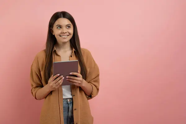 Gülümseyen Genç Kız Dijital Tableti Tutuyor Uzaklara Bakıyor Pembe Stüdyo — Stok fotoğraf