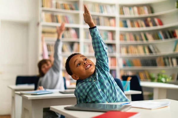 Crianças Escolas Diversas Sentadas Mesas Com Entusiasmo Levantando Mãos Durante — Fotografia de Stock