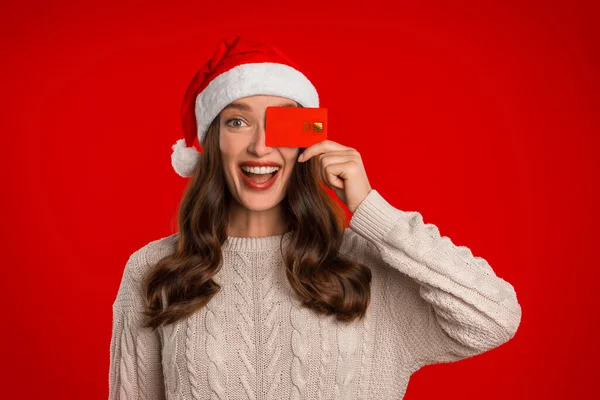 Julhandlarerbjudande Glada Unga Kvinna Santa Hat Covering Eye Med Kreditkort — Stockfoto