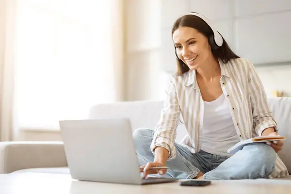 Distance Learning Smiling Young Woman Wireless Headphones Studying Laptop Home — Stock Photo, Image