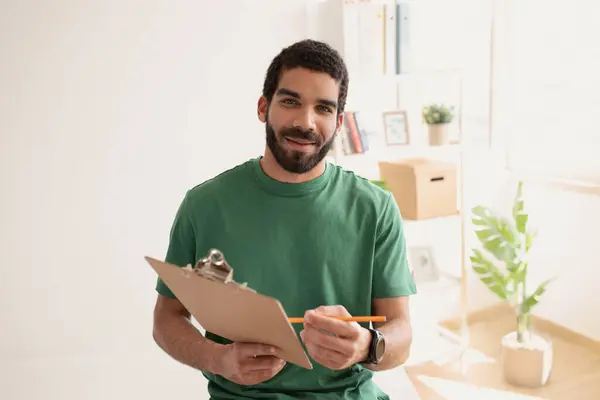 Homem Árabe Sorridente Shirt Verde Trabalhar Com Documentos Contemplando Com — Fotografia de Stock