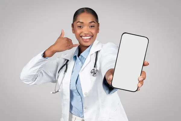Beyaz Önlüklü Gülümseyen Siyahi Kadın Doktor Ekranı Boş Olan Akıllı — Stok fotoğraf
