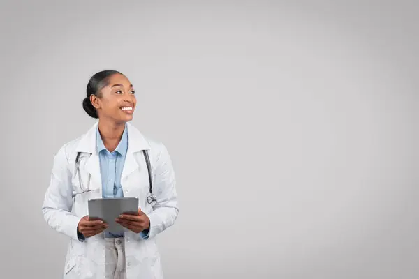 Beyaz Önlüklü Profesyonel Afro Amerikan Kadın Doktor Tablette Reçete Yazıyor — Stok fotoğraf