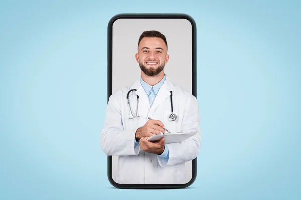 코트를 활기찬 파란색 배경에 보드를 스마트 화면에 의사의 디지털 — 스톡 사진