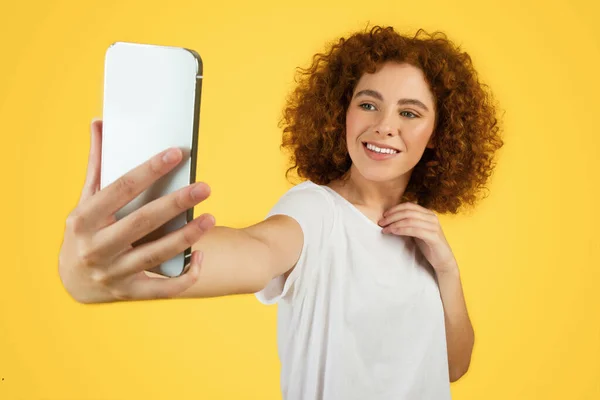 Neşeli Genç Kız Öğrenci Akıllı Telefondan Selfie Çekiyor Boş Zamanların — Stok fotoğraf