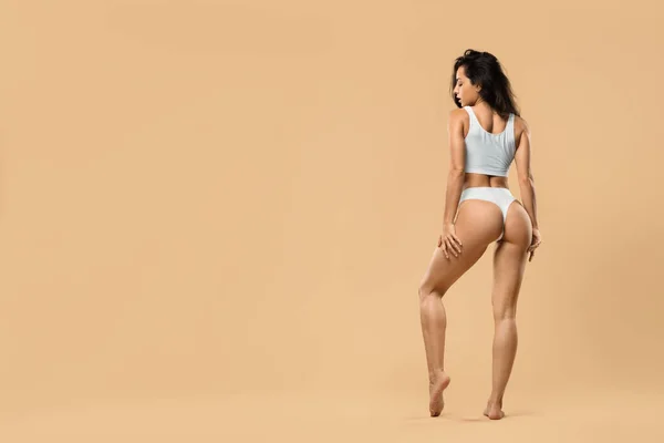 Perfekte Körperform Schöne Durchtrainierte Frau Posiert Weißer Unterwäsche Vor Beigem — Stockfoto