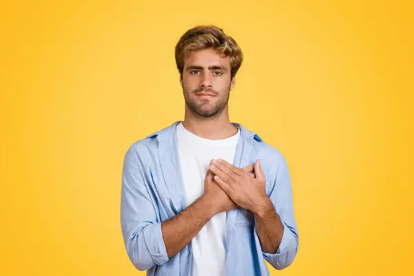 Joven Elegante Hombre Europeo Pone Sus Manos Sobre Corazón Postura — Foto de Stock