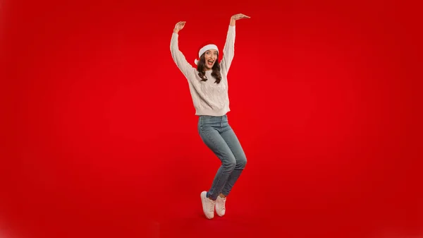Wesołych Świąt Zabawna Młoda Kobieta Santa Hat Podnosząca Ramiona Pozująca — Zdjęcie stockowe