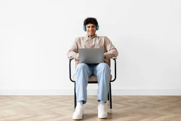 Veselý Arabský Muž Pracující Line Notebooku Nosí Sluchátka Sedí Židli — Stock fotografie
