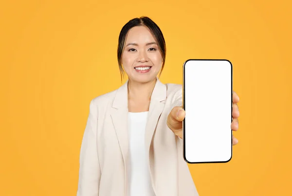Takım Elbiseli Mutlu Çinli Bayan Boş Ekranlı Akıllı Telefonu Göster — Stok fotoğraf