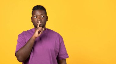 Sessizlik Konsepti 'ni koru. Siyah Genç Adam, fotokopi uzayına yan bakan 