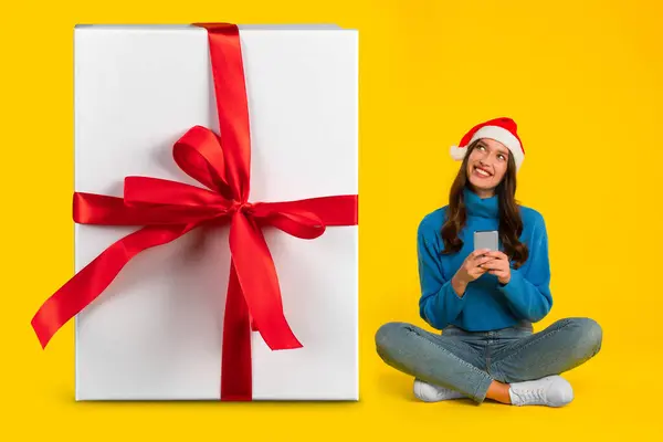 Cheerful Woman Santa Hat Holding Smartphone Sitting Cross Legged Large — Stock Photo, Image