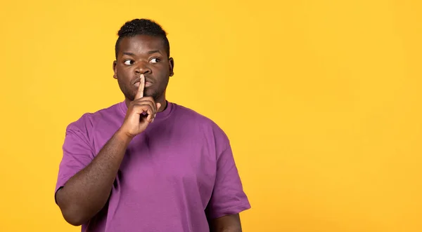 Houd Silence Concept Black Young Man Gesturing Hush Sign Kijken — Stockfoto