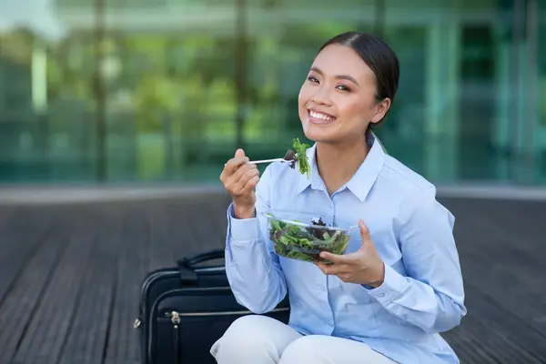 Mladá Asijská Kancelářská Dáma Obědvá Venku Zdravý Zeleninový Salát Úsměvem — Stock fotografie
