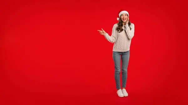 Wow Christmas Offer Positive Young Lady Casual Santa Hat Pointing — Stock Photo, Image