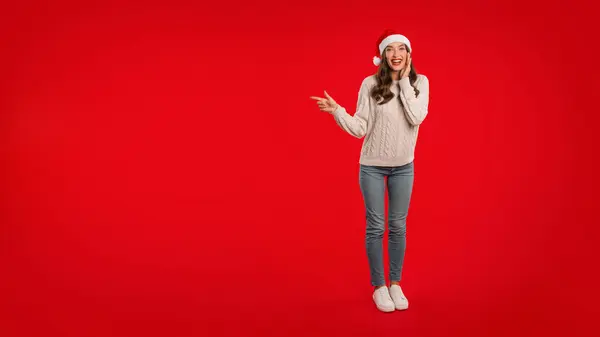 Wow Julerbjudande Positiv Ung Dam Ledig Och Santa Hatt Pekar — Stockfoto