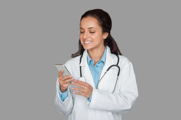 Självsäker Kvinnlig Läkare Vit Rock Och Blå Skjorta Med Smartphone — Stockfoto