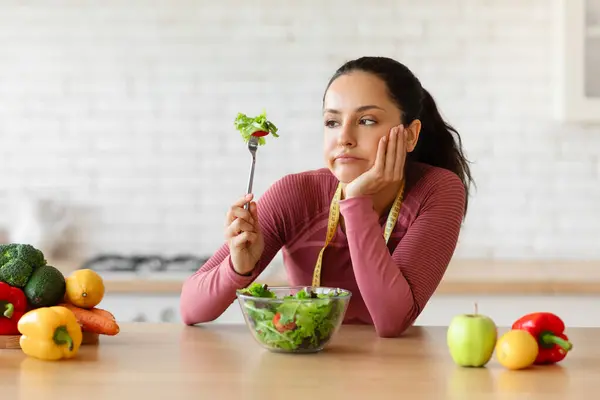Diet Struggles Frustrated Fit Lady Activewear Eating Vegetable Salad Looking — Stock Photo, Image