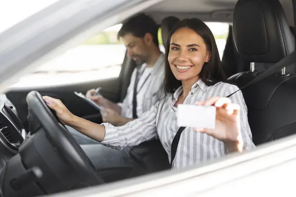 성공적인 남자는 그녀의 면허증을 보여주는 드라이버 메모를 자동차에 자동차 개념에서 — 스톡 사진