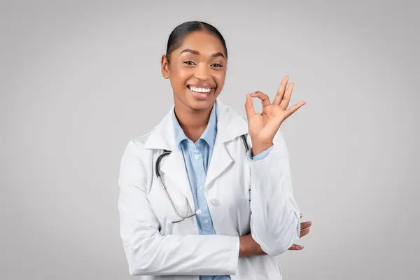 Beyaz Önlüklü Güzel Afro Amerikan Kadın Doktorun Gri Arka Planda — Stok fotoğraf