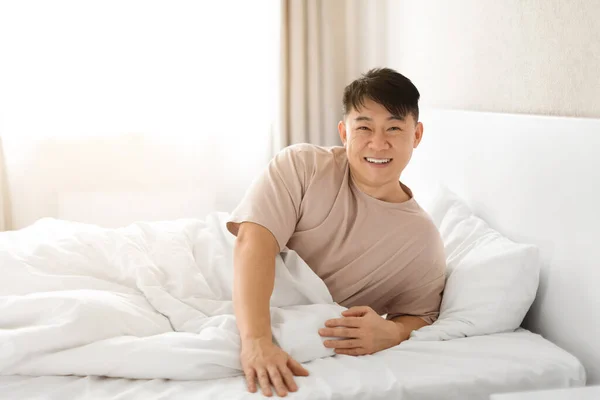 Доброе Утро Позитивные Эмоции Выходных Счастливый Зрелый Азиатский Мужчина Просыпается — стоковое фото