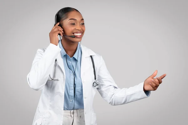 Beyaz Önlüklü Neşeli Olgun Siyahi Kadın Doktor Gri Arka Planda — Stok fotoğraf